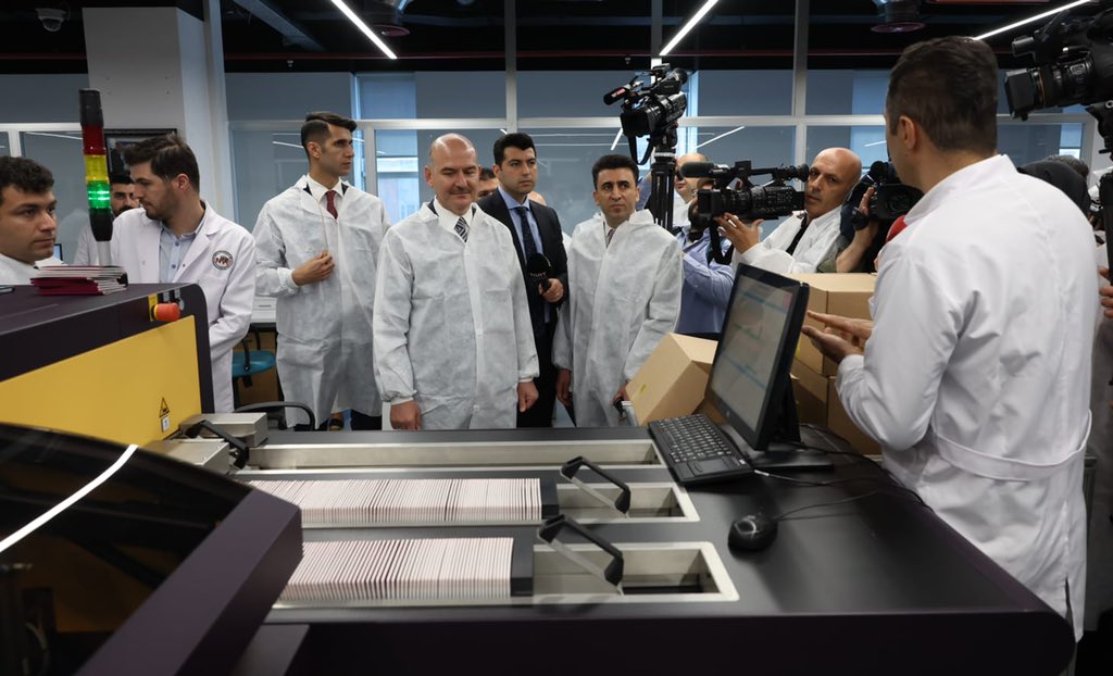 TCNufus's tweet photo. Bakanımız Sayın @suleymansoylu, 

🛂 Yerli ve Milli e-Pasaport
🪪 Yeni e-Mavi Kart
🪪 Yeni e-Sürücü Belgesi tanıtımını gerçekleştirdi ve sonrasında personelimiz ile bir araya geldi. 

📍Ankara | Nüfus ve Vatandaşlık İşleri Genel Müdürlüğü 

#HayatınızınHerAnında https://t.co/4uaMyn0YqG