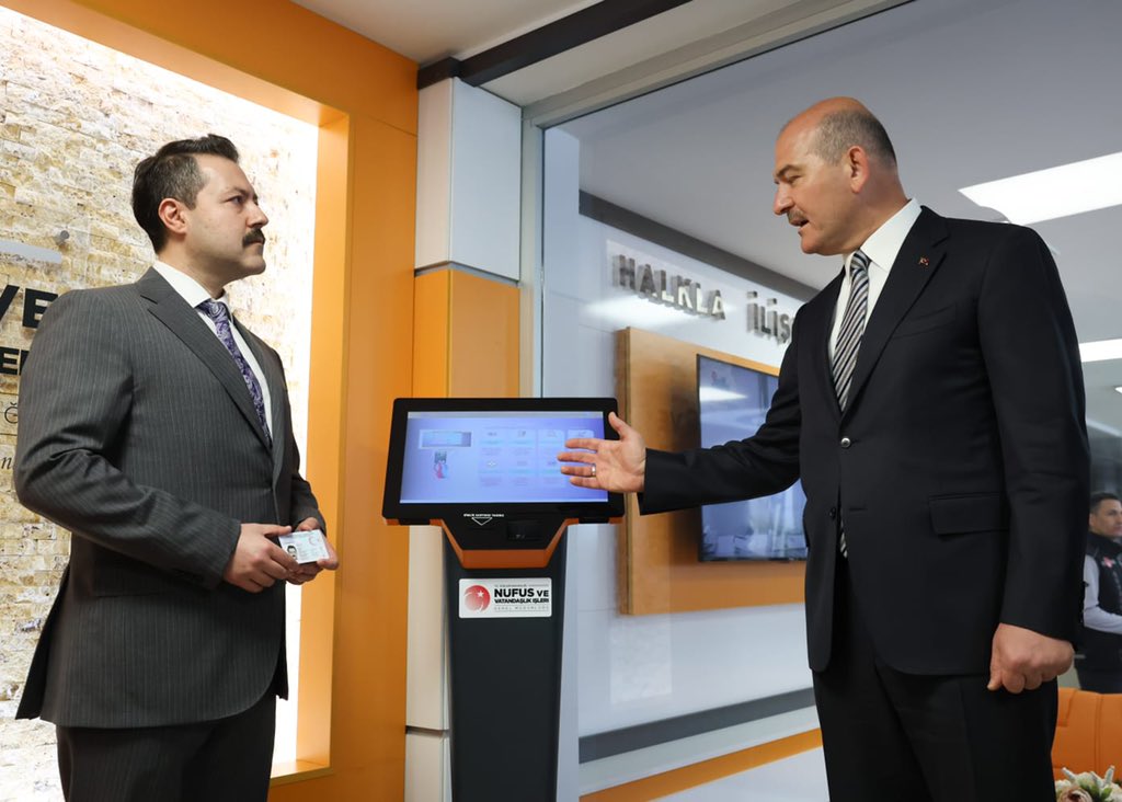 TCNufus's tweet photo. Bakanımız Sayın @suleymansoylu, 

🛂 Yerli ve Milli e-Pasaport
🪪 Yeni e-Mavi Kart
🪪 Yeni e-Sürücü Belgesi tanıtımını gerçekleştirdi ve sonrasında personelimiz ile bir araya geldi. 

📍Ankara | Nüfus ve Vatandaşlık İşleri Genel Müdürlüğü 

#HayatınızınHerAnında https://t.co/4uaMyn0YqG