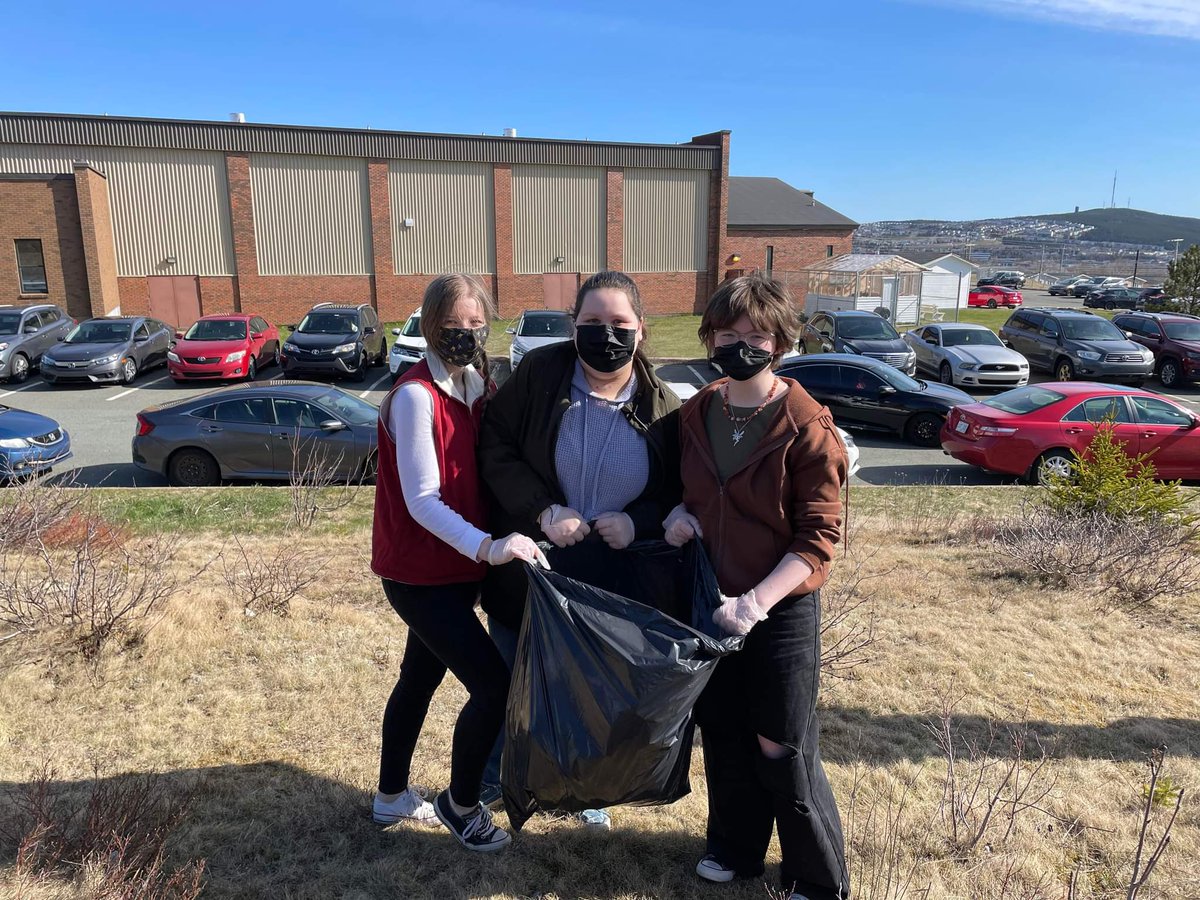 ODHigh's tweet photo. Mr. Murphy's Career Education 2202 class doing some volunteering, picking up litter around the school and taking pride in our school grounds! #PatriotPride #BleedGreen #ReduceReuseRecycle @NLESDCA @Mount_Pearl @SISNLESD https://t.co/9bYV34i86J