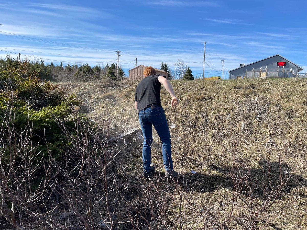 ODHigh's tweet photo. Mr. Murphy's Career Education 2202 class doing some volunteering, picking up litter around the school and taking pride in our school grounds! #PatriotPride #BleedGreen #ReduceReuseRecycle @NLESDCA @Mount_Pearl @SISNLESD https://t.co/9bYV34i86J