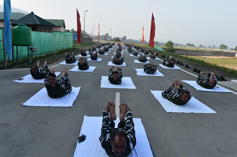 crpfindia's tweet photo. #YogaInUniform : The #CRPF Bravehearts practicing #Yoga in the  #Kashmir valley.

#yogaday2022 
#InternationalYogaDay2022 https://t.co/m7Xz9SwcMC