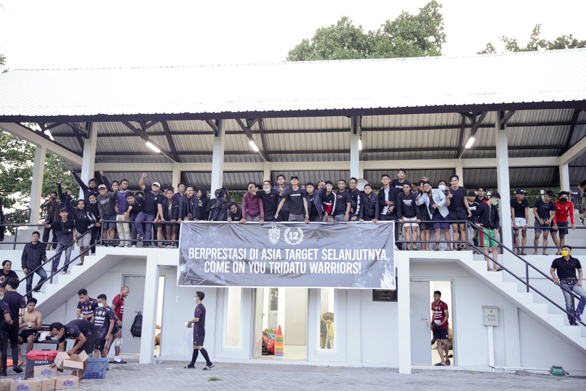 Northsideboys12's tweet photo. Tidak ada pilihan lain, "Berprestasi di Asia Target Selanjutnya, Come On You Tridatu Warriors" ‼️

Gelora Samudera (10-05-22)
Latihan perdana Bali United FC https://t.co/kHX0AYqN6t