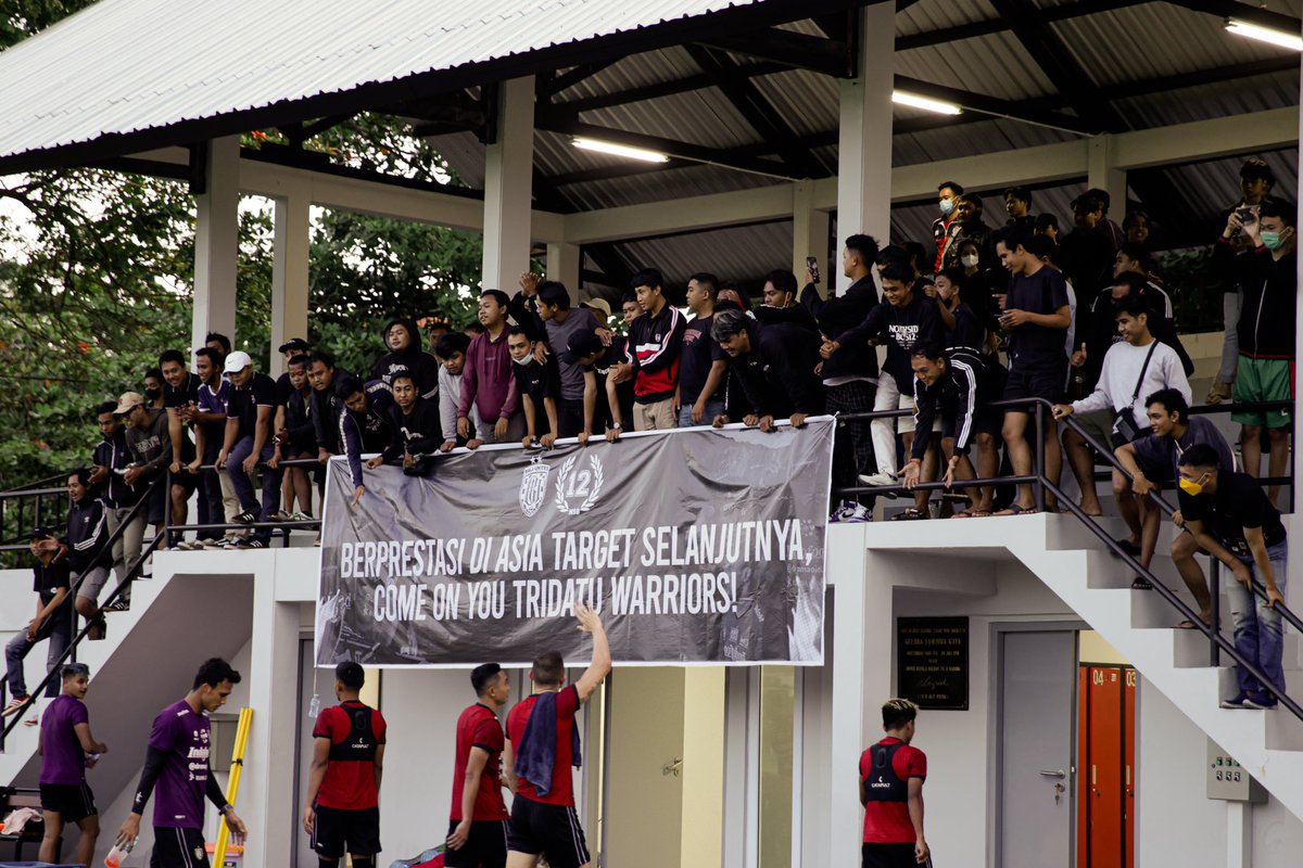 Northsideboys12's tweet photo. Tidak ada pilihan lain, "Berprestasi di Asia Target Selanjutnya, Come On You Tridatu Warriors" ‼️

Gelora Samudera (10-05-22)
Latihan perdana Bali United FC https://t.co/kHX0AYqN6t