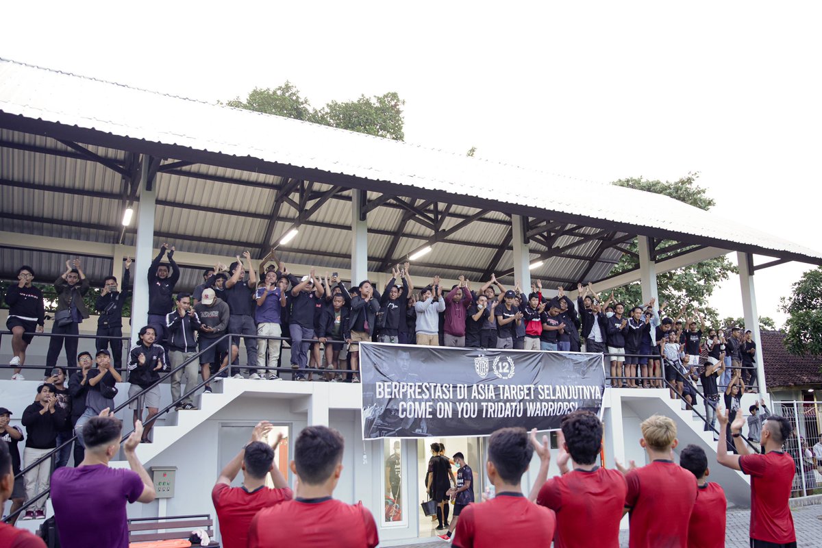 Northsideboys12's tweet photo. Tidak ada pilihan lain, "Berprestasi di Asia Target Selanjutnya, Come On You Tridatu Warriors" ‼️

Gelora Samudera (10-05-22)
Latihan perdana Bali United FC https://t.co/kHX0AYqN6t