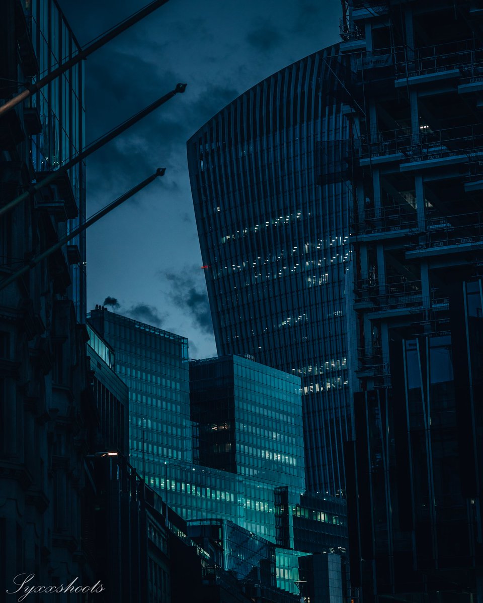Syxxshoots's tweet photo. The darkness declares the glory of light ....

#canoneosr
#85mm
#lightroom 
#streetphotography
#walkietalkie https://t.co/C3mHspk1uh