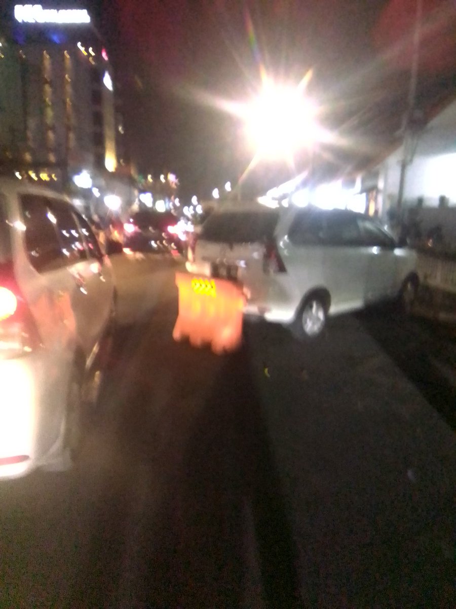 JogjaUpdate's tweet photo. Kok ga konsisten ya dlm aturan dishubdiy parkir di area berbiku depan slasar Malioboro seberang hotel Malioboro prime... bikin macet jalan...baru saja   
@KulinaBerkat 
https://t.co/GNWLRv3y0v