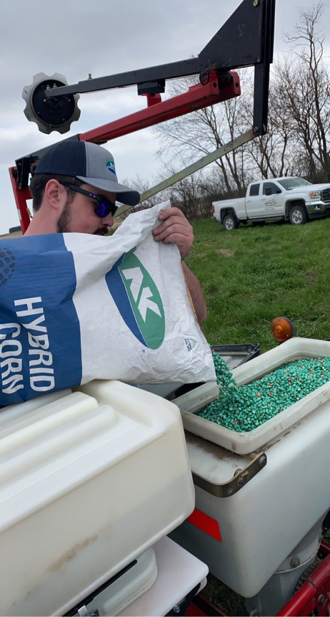 Nothing like topping a planter off before getting ready to get some acres in the ground. Now that’s full service Agronomy <a href="/brett7flaharty/">Brett Flaharty</a> <a href="/AgVantageFS/">AgVantage FS</a> <a href="/NKSeeds/">NK Seeds</a> <a href="/tk_nkagronomy/">thomas kelley</a> #plantNK22