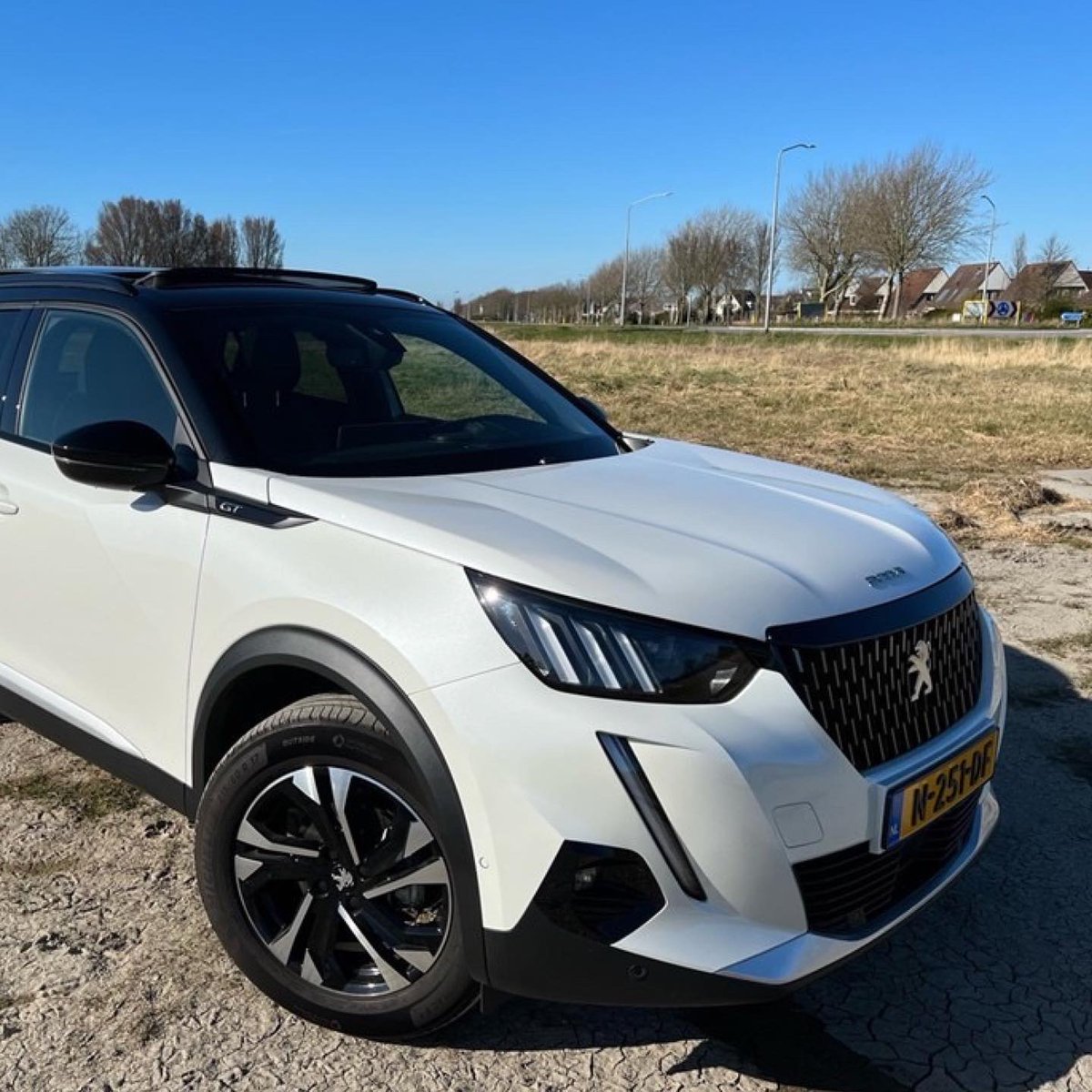 LeaseRoute's tweet photo. Ter overname: De prachtig uitgevoerde Peugeot 2008 GT! Deze beauty wordt met extra korting aangeboden en is op korte termijn beschikbaar. Bekijk de auto op onze site en voor je het weet geniet je van de stralende zon onder het glazen panoramadak. Info: https://t.co/JxwmvYGadG https://t.co/kW40Rzoy9q