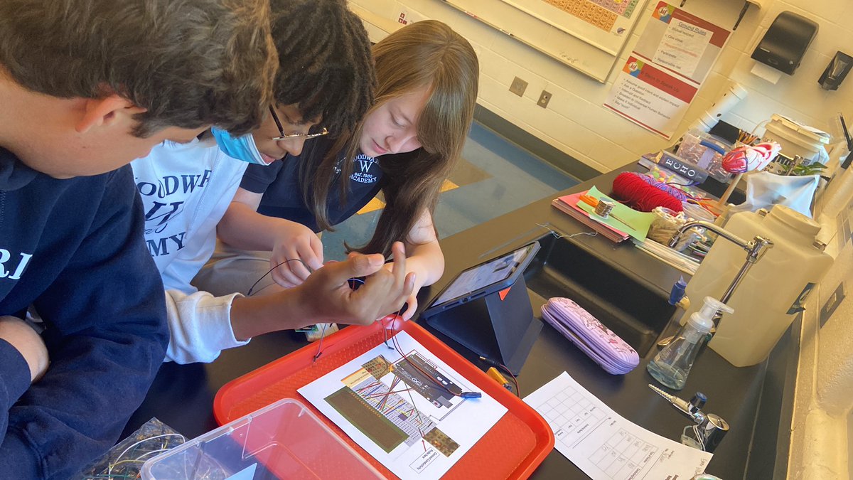 msloanh's tweet photo. 8th graders building conductivity meters using Arduino technology @WAMiddleSchool https://t.co/fqQeMX9V5u