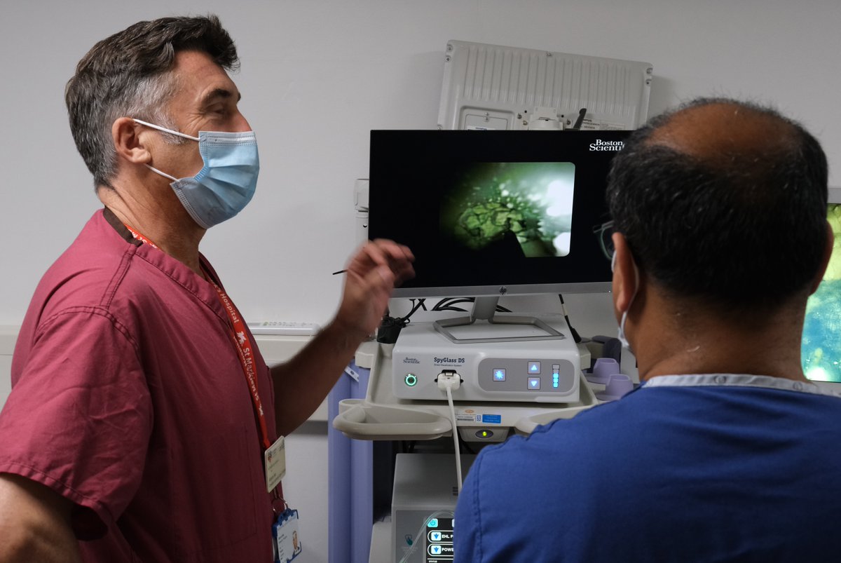 LNWH_NHS's tweet photo. Former #HealthMinister Lord Ara Darzi has praised the pioneering work of a Northwick Park #surgeon, @AlbertoIsla1, and his work on the development of  Laparoscopic Common Bile Duct Exploration.

Read more at https://t.co/cudzXeFDnx https://t.co/UsxBTwj9fr