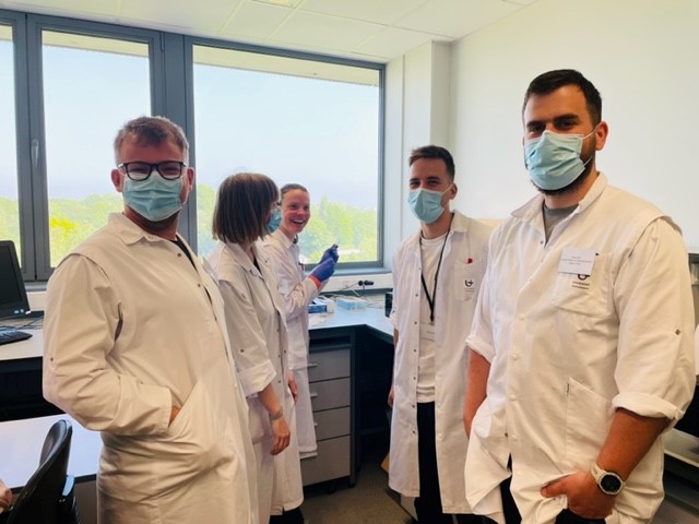 MedMicroLab_UA's tweet photo. Nice memories from the first week of the AmReSu workshop on #metagenomics using Oxford Nanopore Technologies (ONT), Illumina and Pacbio. @basilbritto @UAntwerpen @vaxinfectio https://t.co/1vL81QJq7F