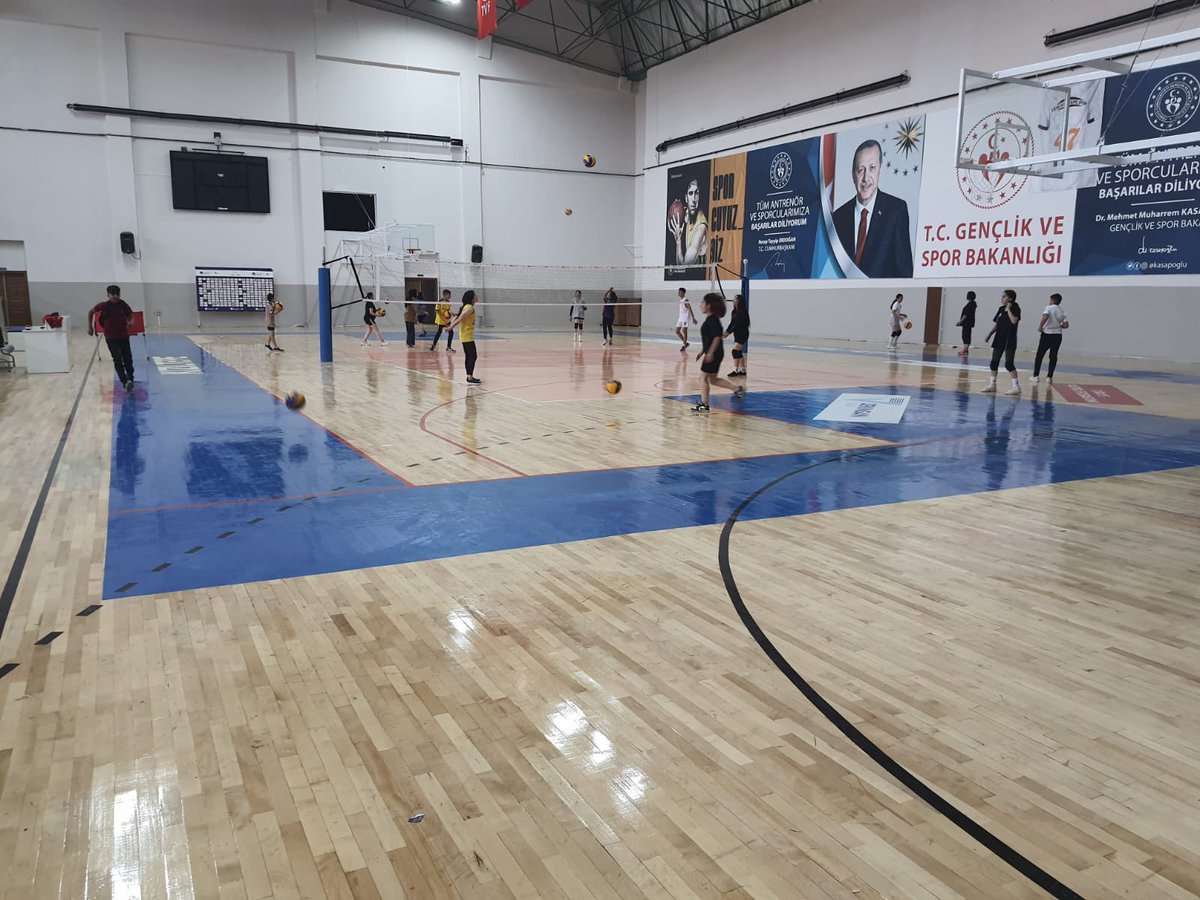 Voleybol antrenörümüz Sait KORHAN’ın sporcularıyla hafta sonu antremanından <a href="/RTErdogan/">Recep Tayyip Erdoğan</a> <a href="/mehbaykan/">Mehmet Baykan</a> <a href="/hamzayerlikaya/">Hamza Yerlikaya 🇹🇷</a> <a href="/kamuranozden/">Kamuran ÖZDEN</a>