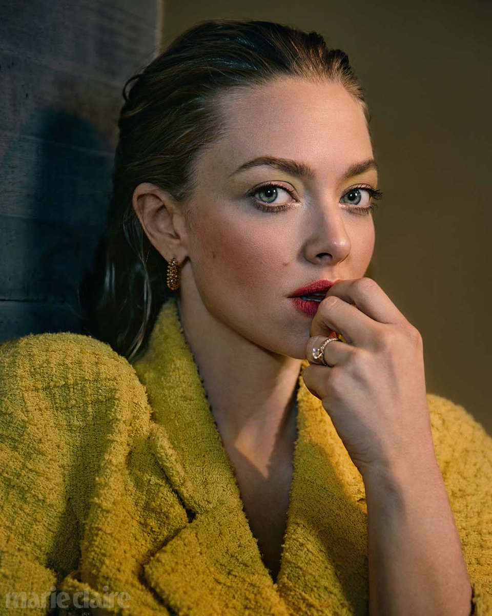 marieclaire's tweet photo. @AmandaSeyfried on portraying Elizabeth Holmes in #TheDropout: “The look was as essential as knowing how to do the voice. “I get it. [She didn’t] want to waste time on how she looks. She accepts it and enhances it slightly and then goes about her day.” https://t.co/kbioA5VCvz