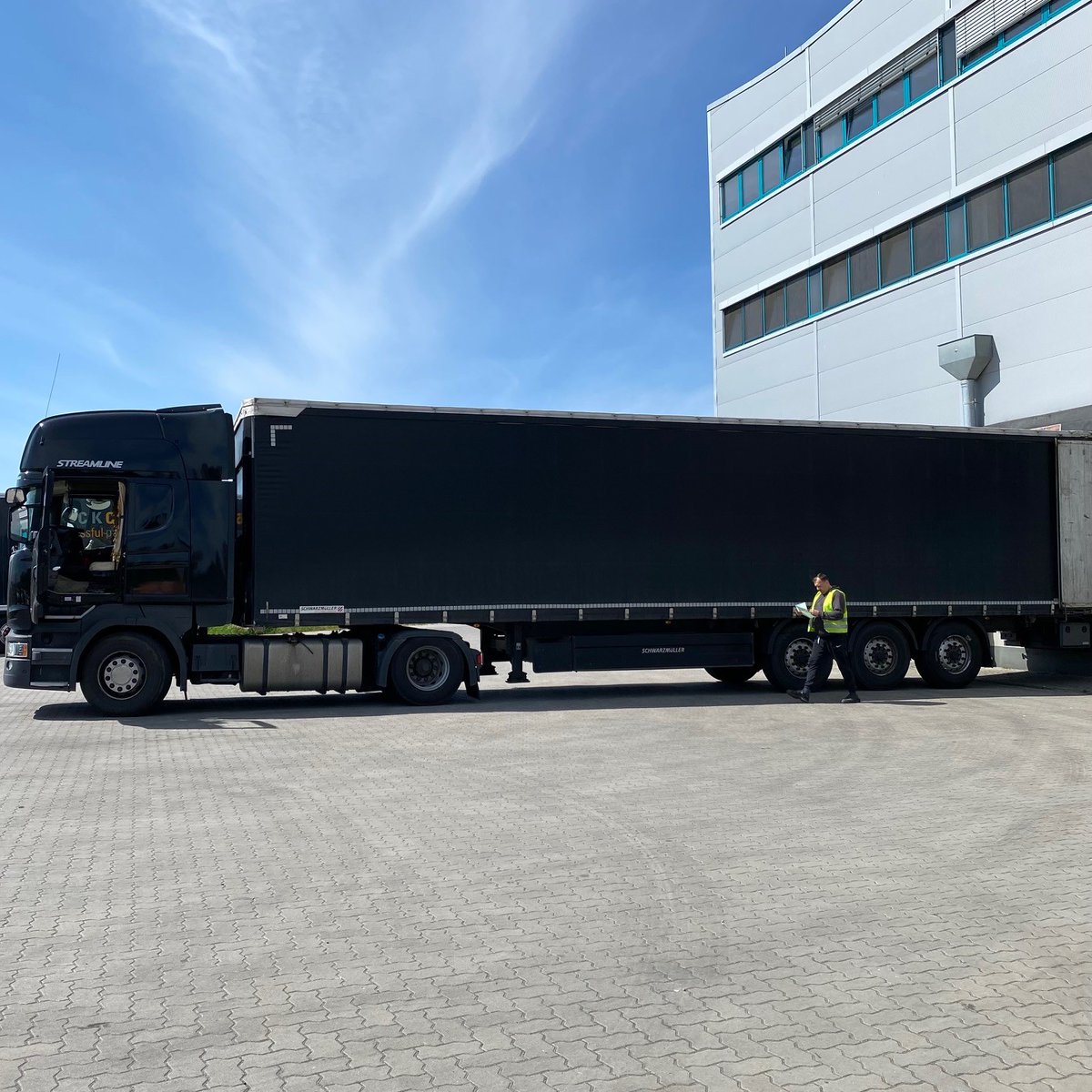 hkhamburg's tweet photo. *#WirtschaftHilft – Sachspenden auf dem Weg in die #Ukraine*
Wie viele andere Unternehmen unterstützt auch die #nutwork Handelsgesellschaft mbH die Ukraine mit Sachspenden. Aktuell wurden 10 Paletten – das sind 12.960 Beutel - Nüsse & Trockenfrüchte in die Ukraine transportiert https://t.co/l8LjuJ9F4E