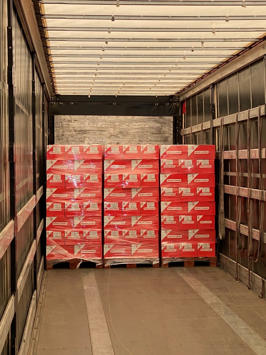 hkhamburg's tweet photo. *#WirtschaftHilft – Sachspenden auf dem Weg in die #Ukraine*
Wie viele andere Unternehmen unterstützt auch die #nutwork Handelsgesellschaft mbH die Ukraine mit Sachspenden. Aktuell wurden 10 Paletten – das sind 12.960 Beutel - Nüsse & Trockenfrüchte in die Ukraine transportiert https://t.co/l8LjuJ9F4E