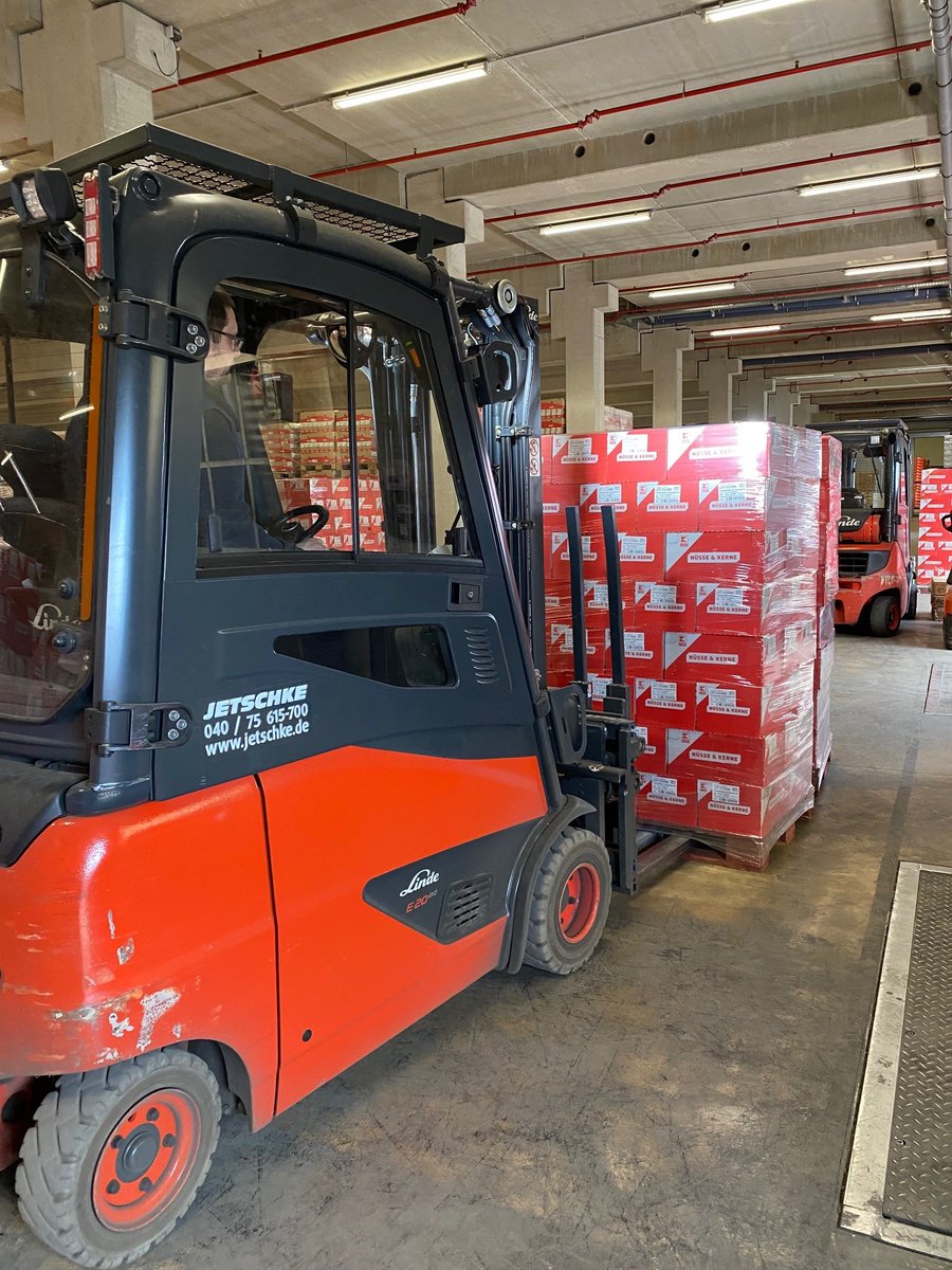 hkhamburg's tweet photo. *#WirtschaftHilft – Sachspenden auf dem Weg in die #Ukraine*
Wie viele andere Unternehmen unterstützt auch die #nutwork Handelsgesellschaft mbH die Ukraine mit Sachspenden. Aktuell wurden 10 Paletten – das sind 12.960 Beutel - Nüsse & Trockenfrüchte in die Ukraine transportiert https://t.co/l8LjuJ9F4E