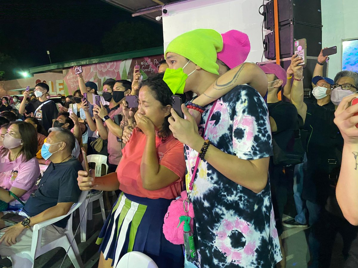 TOMCATust's tweet photo. Admist the disappointment with the outcome of the initial tally of votes, the Robredo - Pangilinan tandem's supporters get emotional as Nica del Rosario and Gab Pangilinan sings 'Rosas'.
#Halalan2022
#PHVotes
Source and Photos: Jairo Bolledo/Rappler https://t.co/zpWiOXXWhE
