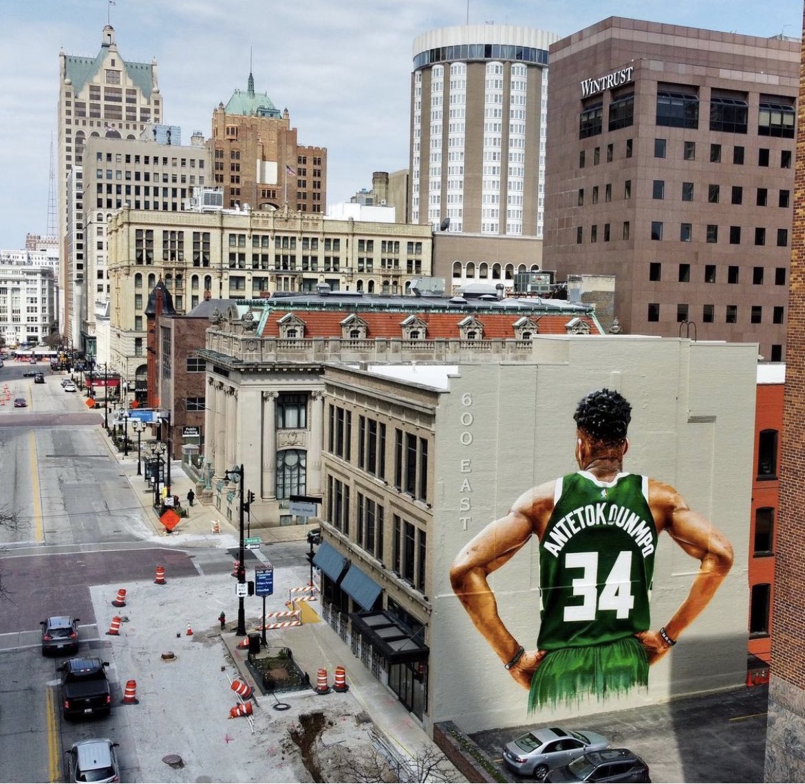 ScottGrodsky's tweet photo. Giannis Antetokounmpo on the mural of him: 

“Playing basketball, you never expect things like that to happen. Once you dedicate yourself to your team and to the city, people feel that. They appreciate it and things like that happen.”

📸: mauriciopaints https://t.co/iaKkC42Y9a
