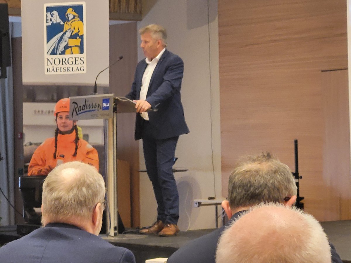 Statsråd Bjørnar Skjæran <a href="/NFdep/">Nærings&fiskeridep</a> holder innlegg på <a href="/rafisklaget/">Norges Råfisklag</a> sitt årsmøte.