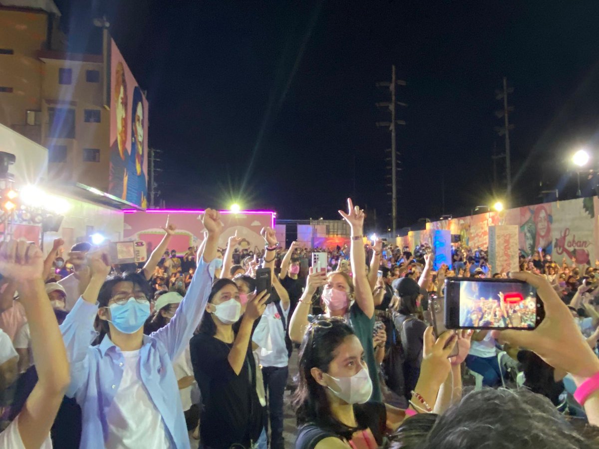 TOMCATust's tweet photo. As the Robredo - Pangilinan tandem's supporters get emotional, they are seen to raise their hands with the 'Laban' sign.
#Halalan2022
#PHVotes
Source and Photos: Jairo Bolledo/Rappler https://t.co/e3ziqcJS47