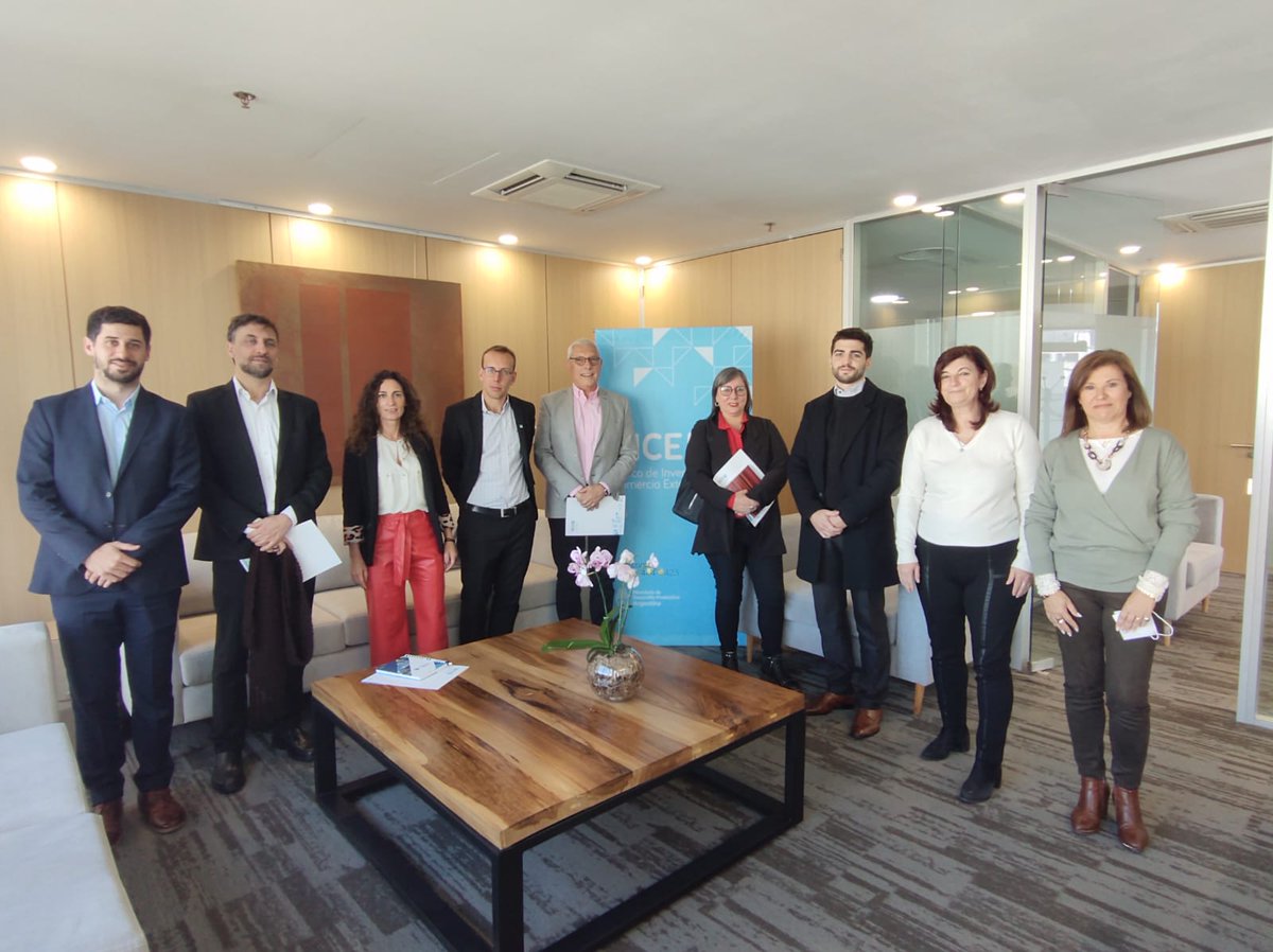 AAFMHA2's tweet photo. La semana pasado estuvimos con los mas altos representantes del Banco Bice, nos presentaron las nuevos creditos Forfaiting para la compra de insumos. https://t.co/VSthm0U6yj