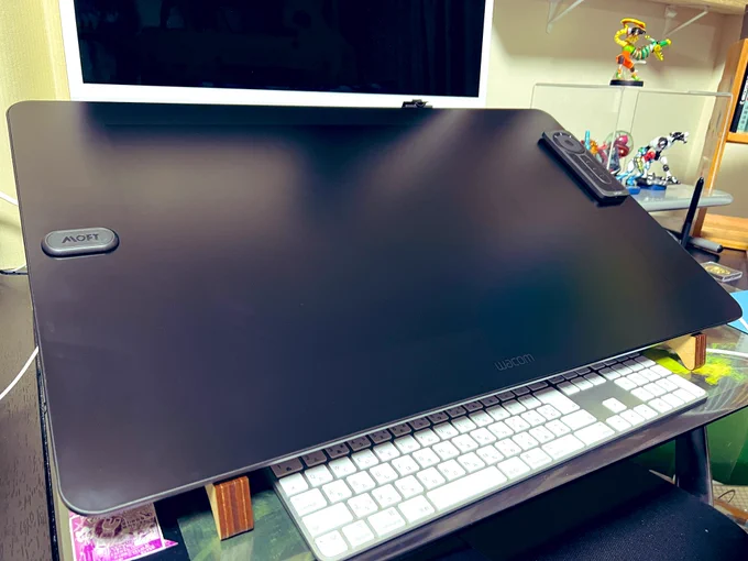 先日、BOOTHで液タブ用のスタンド(Cintiq pro 24専用)を購入してみましたが、なかなかの使い勝手です。キーボードを液タブの下部に配置できるのが特に気に入ってます!キーボードの置き場にはこれまでずっと悩まされてきましたが…このスタンドのおかげでずいぶん快適になりました! 