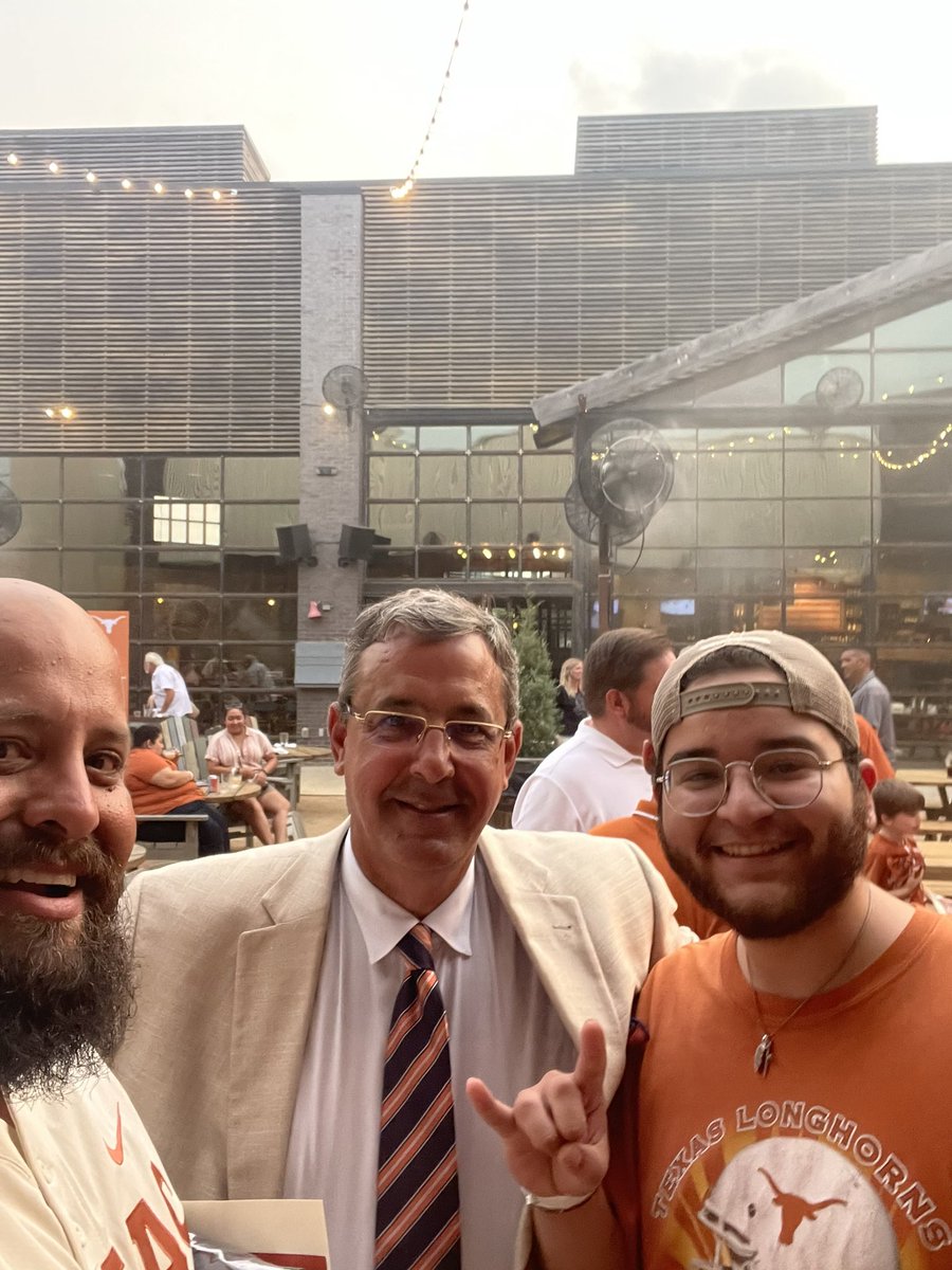 r1chardr0ble5ii's tweet photo. Thank you @TexasExes @_delconte @CoachSark @CoachVic_UT and Coach Elliott for coming out to SA. #TexasFightTour https://t.co/suKZgHHTWU