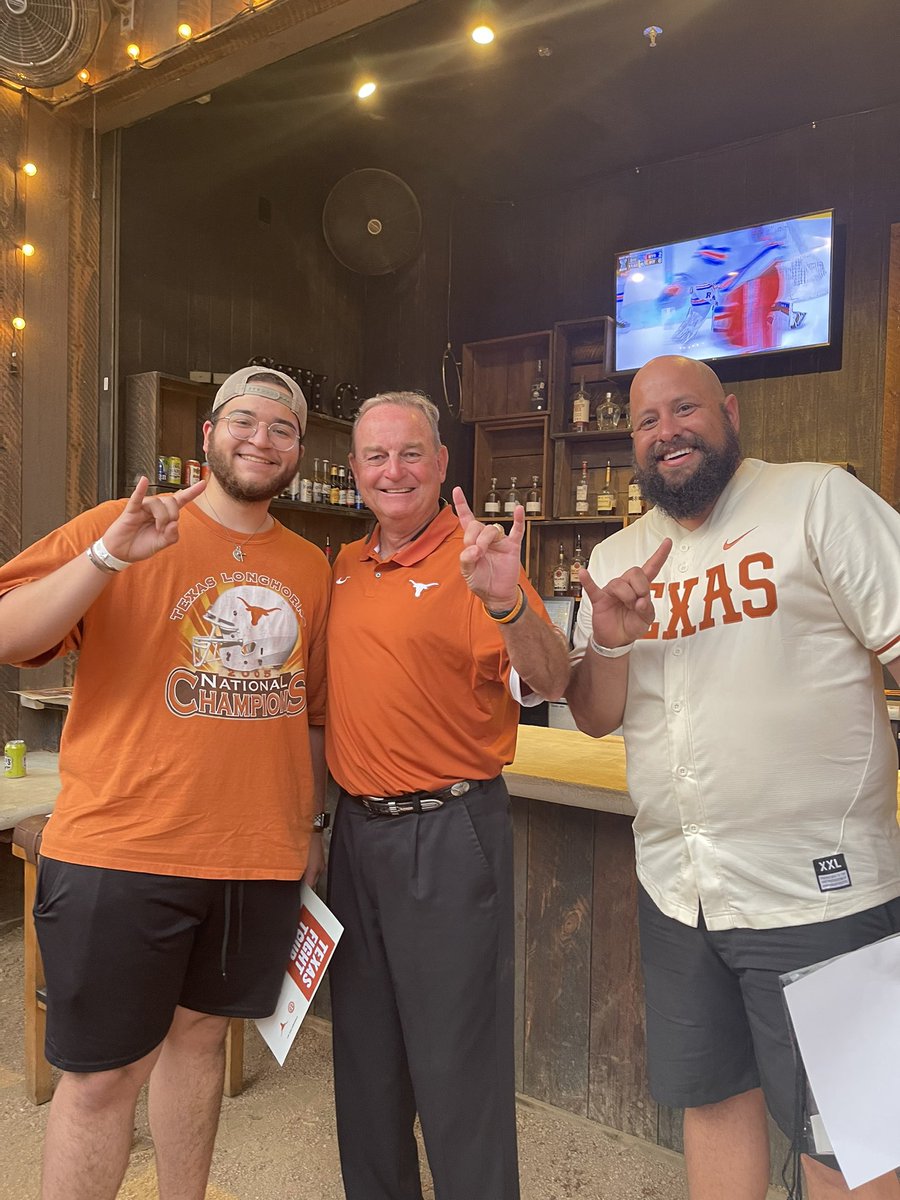 r1chardr0ble5ii's tweet photo. Thank you @TexasExes @_delconte @CoachSark @CoachVic_UT and Coach Elliott for coming out to SA. #TexasFightTour https://t.co/suKZgHHTWU