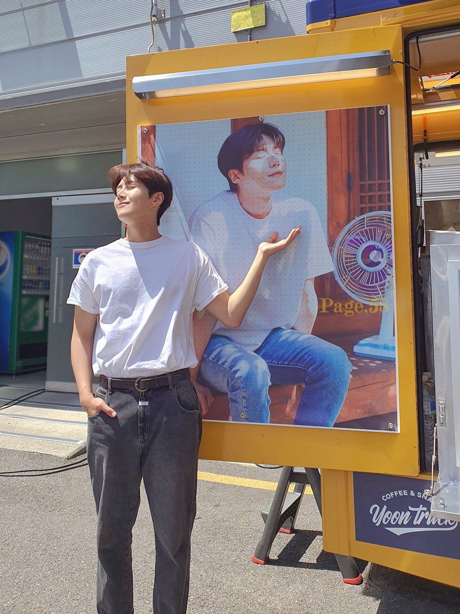 Seonhoeimnida's tweet photo. HE’S SO HANDSOME 🥹 choke me sir 🫶 https://t.co/m6u2GVRhwz
