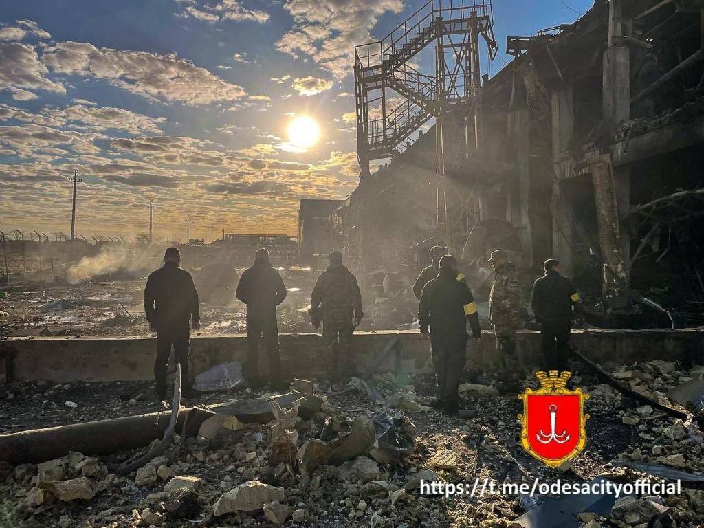 DefenceU's tweet photo. 🇷🇺 missile destroyed Auchan supermarket in Odesa.russia still has money for the war,thanks in part to @AUCHAN_France.Since the beginning of the full-scale🇷🇺 aggression in🇺🇦 Auchan corporation continues to pay taxes and do business in russia.Thus - it continues to fund the killers https://t.co/4a6yZ4yua4