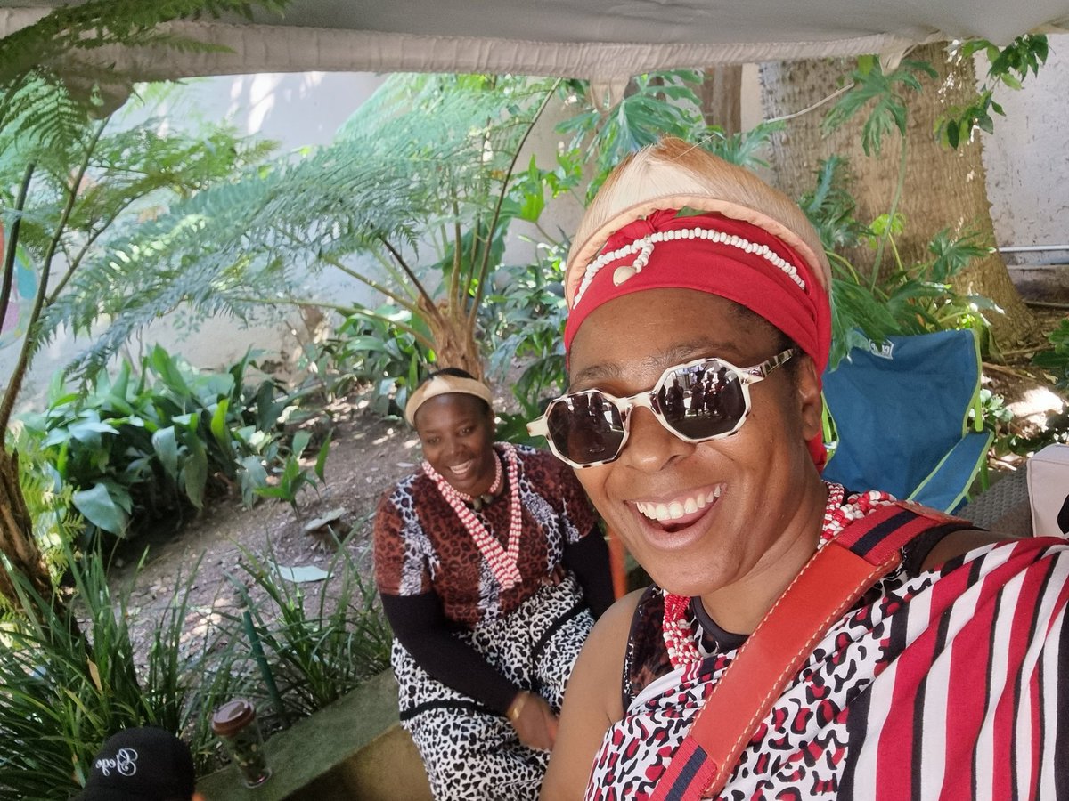 Gogo_Mhlabas's tweet photo. Since it's Tuesday why not ngwana Dad🤭🙈😍. My partner in crime, love you darling Gobs right there...Mara she knows ke mogolo moo yena 🤔😋🤣🤣
#Sangomas👏👏
#Prophetess 🙏🙏🙏
#theShobagirls 🪘🕯💫💃🥁 https://t.co/getbeaSa4T