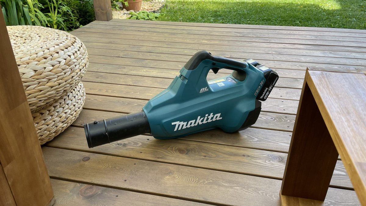 MichalDam's tweet image. Už se tu začala řešit řepková sezóna? Všechno venku pod nápisem pylu, je čas nasadit Makitu. Kam se hrabe padající listí :) #repka