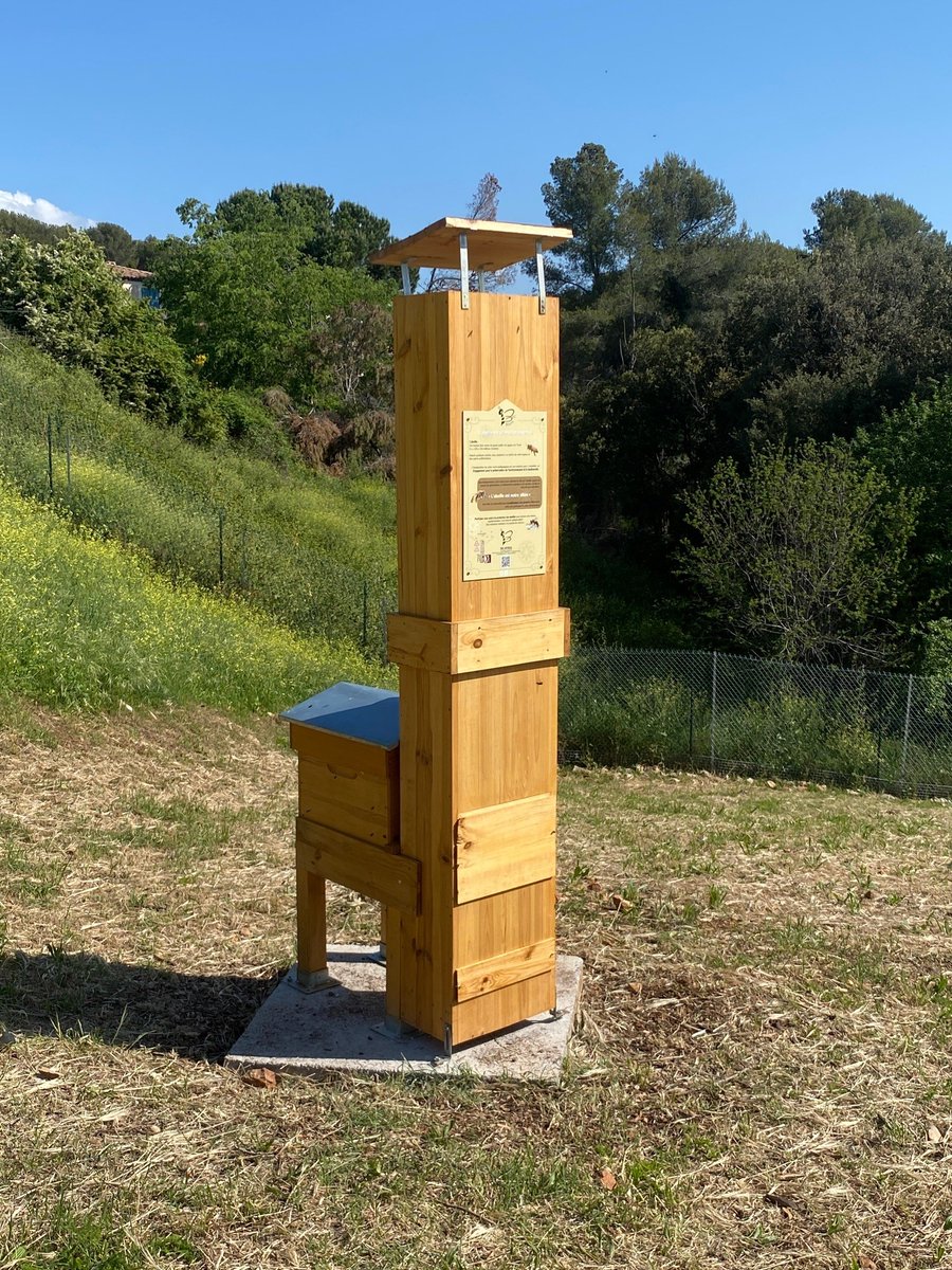 VilledeBiot's tweet photo. Biot a inauguré ce matin à l’école Olivari avec Bee Riviera une ruche cheminée située dans le potager de l'école. Via une fenêtre, les élèves pourront observer, en toute sécurité, la vie de la ruche, sans perturber les abeilles qui vont participer au développement du potager. https://t.co/GUaGneb0cH