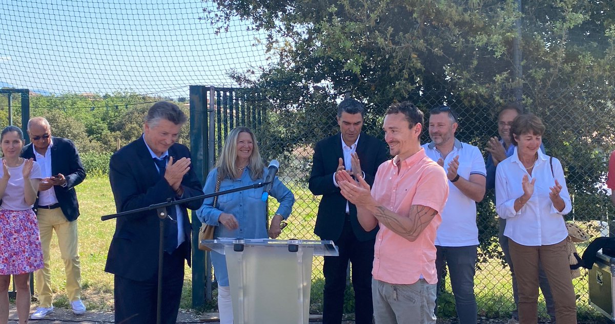 VilledeBiot's tweet photo. Biot a inauguré ce matin à l’école Olivari avec Bee Riviera une ruche cheminée située dans le potager de l'école. Via une fenêtre, les élèves pourront observer, en toute sécurité, la vie de la ruche, sans perturber les abeilles qui vont participer au développement du potager. https://t.co/GUaGneb0cH