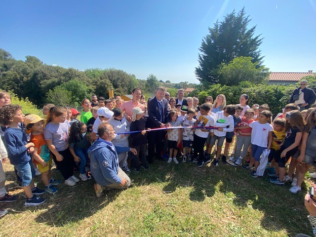 Biot a inauguré ce matin à l’école Olivari avec Bee Riviera une ruche cheminée située dans le potager de l'école. Via une fenêtre, les élèves pourront observer, en toute sécurité, la vie de la ruche, sans perturber les abeilles qui vont participer au développement du potager.