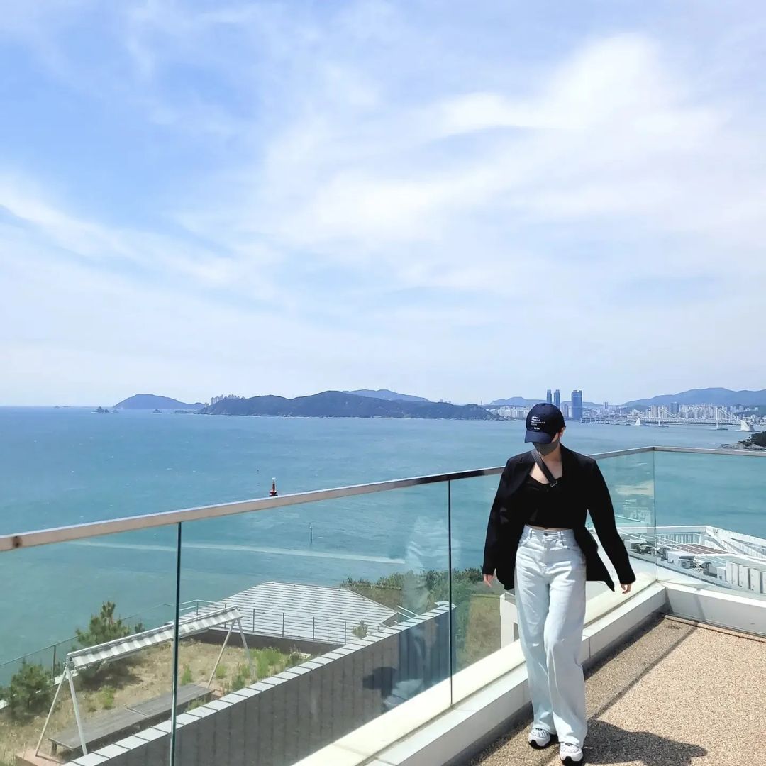•kdm• 

For the first time that i see Kim So Hyun wear outfit like this 😭