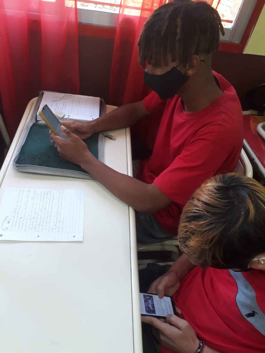 CGEMisiones's tweet photo. 📍Iguazú. Aprendiendo a aprender [con las TIC] en el BOP 111-EIB. Estudiantes de 3° utilizando recursos de la escuela [Internet,TV,redes]y herramientasTIC para producir conocimiento sobre la Historia Argentina del siglo XX. Excelentes procesos de búsqueda, relevamiento y edición! https://t.co/9zSKcC0jpu