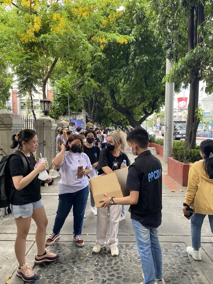 n0nperson's tweet photo. HELLOOOO. we’ve been told by a staff here sa ppcrv na let’s pause donations muna. more than enough na po yung food dito. personally, 5 times na ako naabutan. kulang na lang lumabas na si hetty 😭

thank you sm to all who donated 💕 https://t.co/NV689mciRh