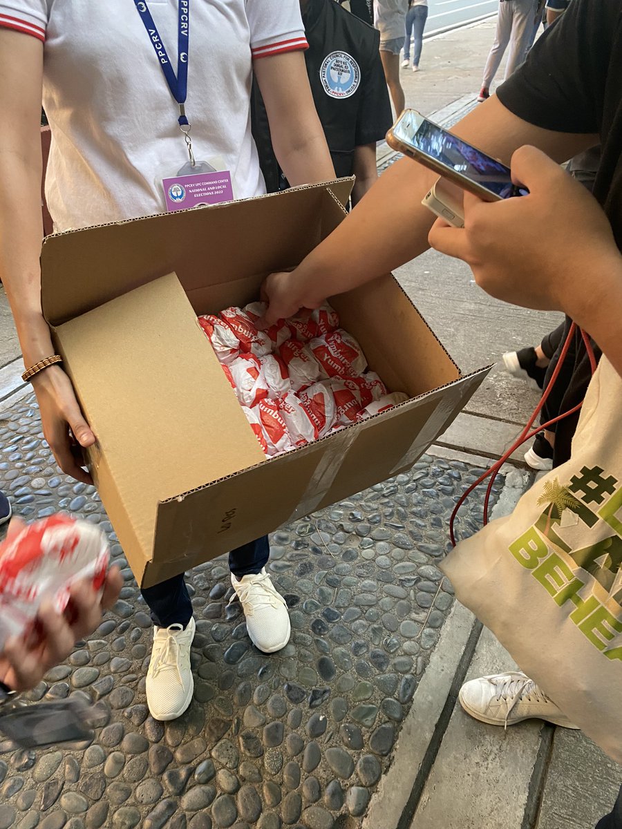 n0nperson's tweet photo. HELLOOOO. we’ve been told by a staff here sa ppcrv na let’s pause donations muna. more than enough na po yung food dito. personally, 5 times na ako naabutan. kulang na lang lumabas na si hetty 😭

thank you sm to all who donated 💕 https://t.co/NV689mciRh