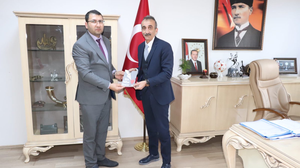 Mustafa Kemal Ortaokulu öğretmeni Ahmet PEKER, İl Milli Eğitim Müdürümüz <a href="/abdullah_kodek/">Abdullah KODEK</a> 'i ziyaret ederek Şiire Meftun Yürekler isimli etwinning projesi kapsamında on farklı il ve Azerbaycan'dan iki okul ile ortak çıkardıkları şiir kitabını hediye etti.