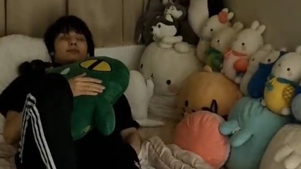HUEKAN1SMS's tweet photo. but let's talk about huening kai sleeping with his plushie kingdom 😭😭😭 https://t.co/w66o8CnDK2