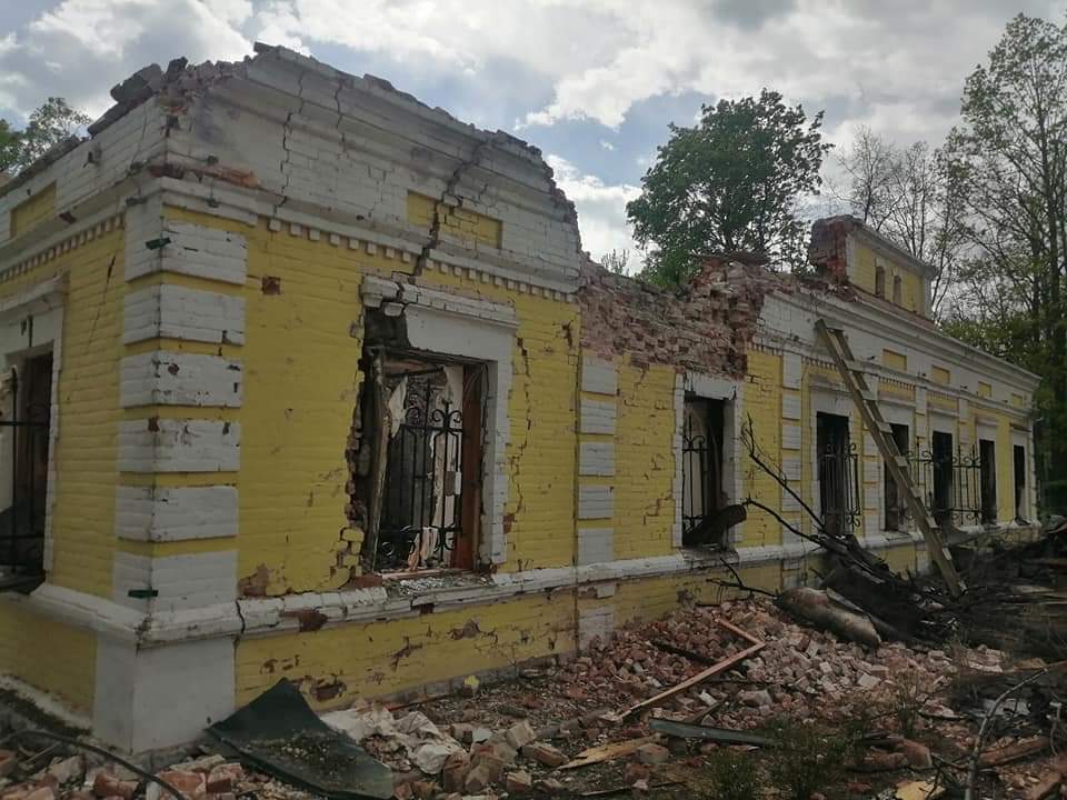 khartiia_corps's tweet photo. З'їздили в Сковородинівку, привезли дві автівки з харчами для мешканців села, провідати наших друзів у розбомбленому музеї Сковороди.

На спалену будівлю боляче дивитись. І усвідомлювати все це боляче. Оскільки жодної логіки в бомбардуванні музею просто немає.
1/2 https://t.co/SEteiHQiIe