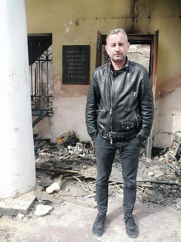 khartiia_corps's tweet photo. З'їздили в Сковородинівку, привезли дві автівки з харчами для мешканців села, провідати наших друзів у розбомбленому музеї Сковороди.

На спалену будівлю боляче дивитись. І усвідомлювати все це боляче. Оскільки жодної логіки в бомбардуванні музею просто немає.
1/2 https://t.co/SEteiHQiIe