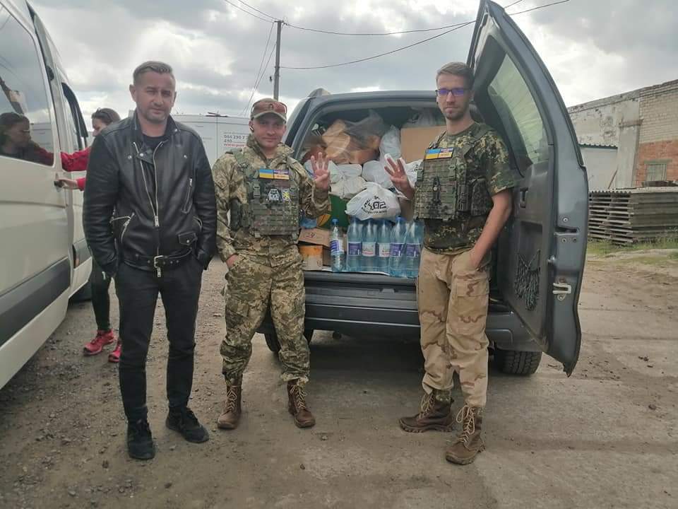 khartiia_corps's tweet photo. З'їздили в Сковородинівку, привезли дві автівки з харчами для мешканців села, провідати наших друзів у розбомбленому музеї Сковороди.

На спалену будівлю боляче дивитись. І усвідомлювати все це боляче. Оскільки жодної логіки в бомбардуванні музею просто немає.
1/2 https://t.co/SEteiHQiIe
