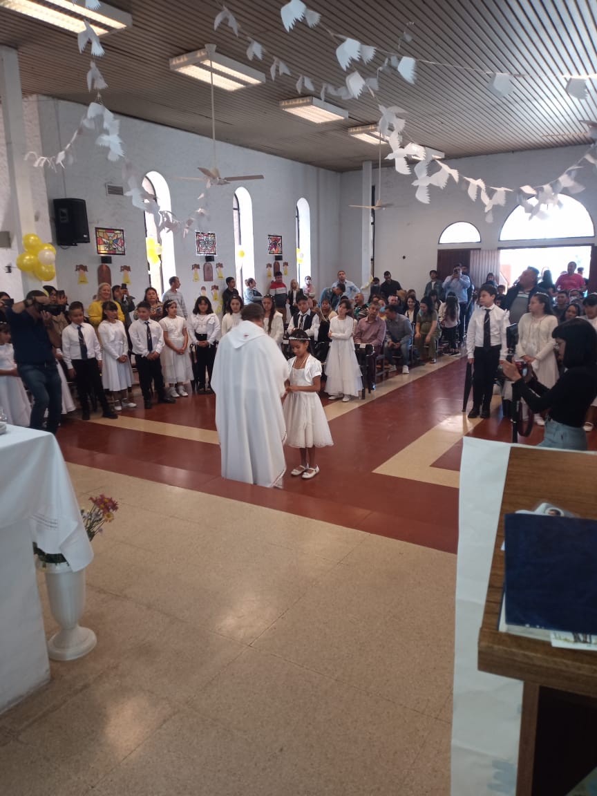 grupomarin's tweet photo. PRIMERA COMUNIÓN - 5to. PRIMARIA @COLEGIOPLACIDOMARIN    

Después de un lindo recorrido de preparación espiritual, este sábado los alumnos de 5to. primaria del Colegio Plácido Marín tomaron la Primera Comunión en la Parroquia Santa María del Camino. ¡Felicitaciones, chicos! https://t.co/tGwYsQncv8
