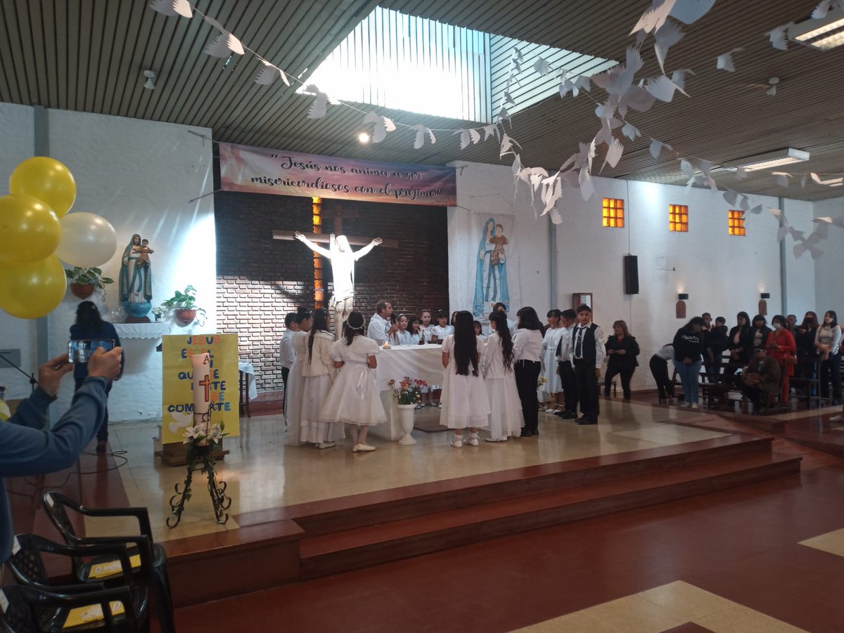 grupomarin's tweet photo. PRIMERA COMUNIÓN - 5to. PRIMARIA @COLEGIOPLACIDOMARIN    

Después de un lindo recorrido de preparación espiritual, este sábado los alumnos de 5to. primaria del Colegio Plácido Marín tomaron la Primera Comunión en la Parroquia Santa María del Camino. ¡Felicitaciones, chicos! https://t.co/tGwYsQncv8