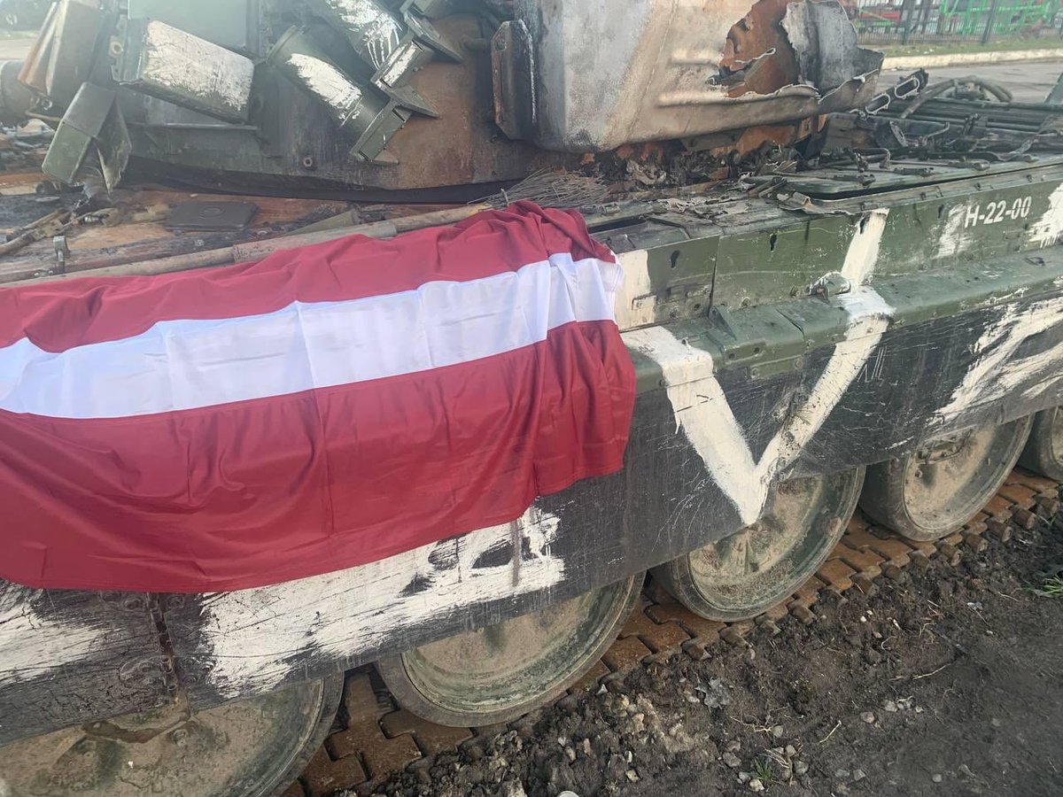 #Ukraine: Latvian volunteers, part of the Ukrainian forces captured a #Russia-n T-72B tank. Exact location unknown