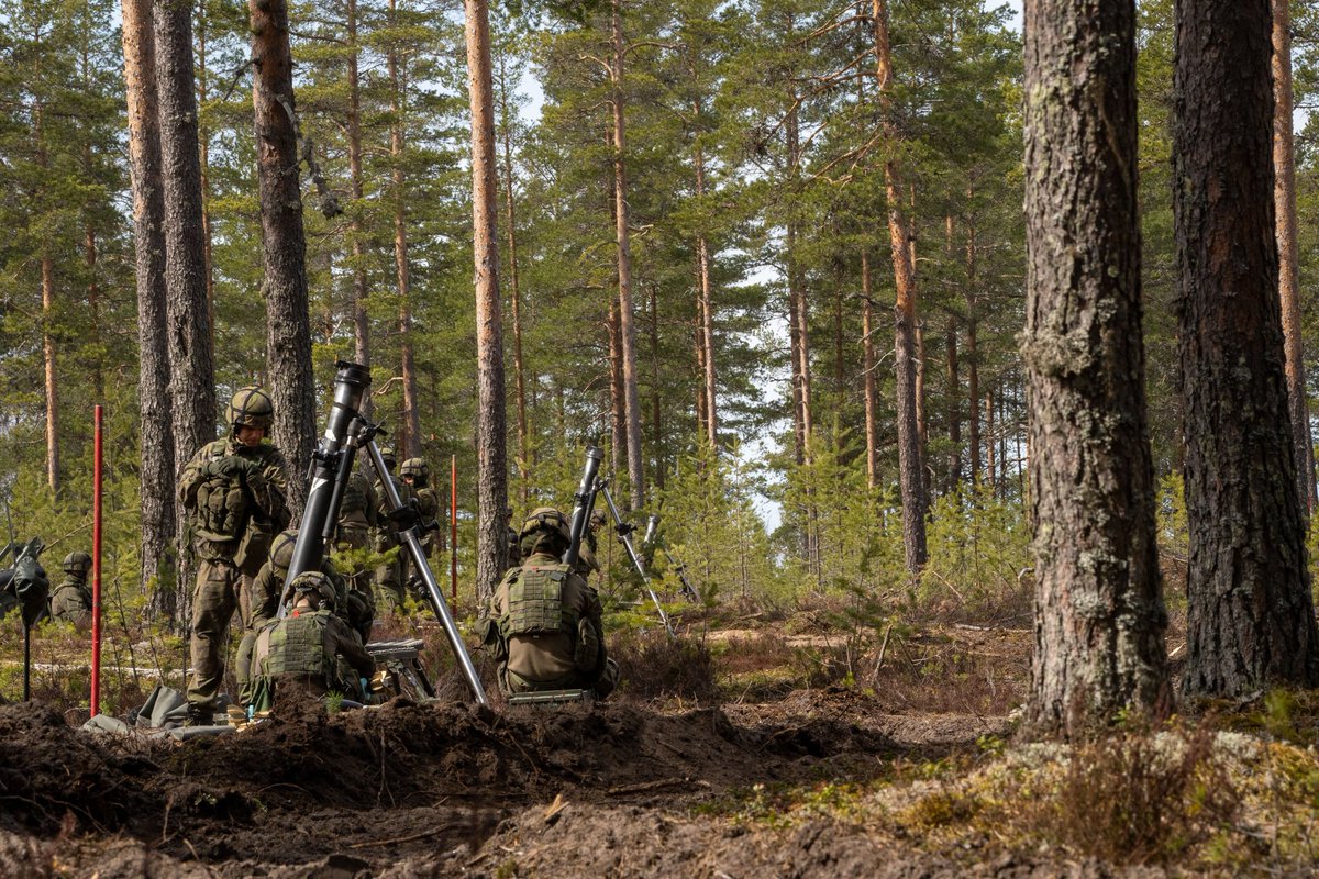 Maavoimat's tweet photo. Tulikomentoja!  #Arrow22 tukemisammunnassa tulijoukkue tukee epäsuoralla tulella #PSVK 'n  hyökkäystä - vihollinen lamautetaan kranaateilla ja vaunujoukkueen hyökkäys jatkuu. Ensimmäistä kertaa kovat ampumatarvikkeet käytössä - Suuntaamisnopeus ratkaisee! #maavoimat #pspr #porpr https://t.co/wMiqoyK96d