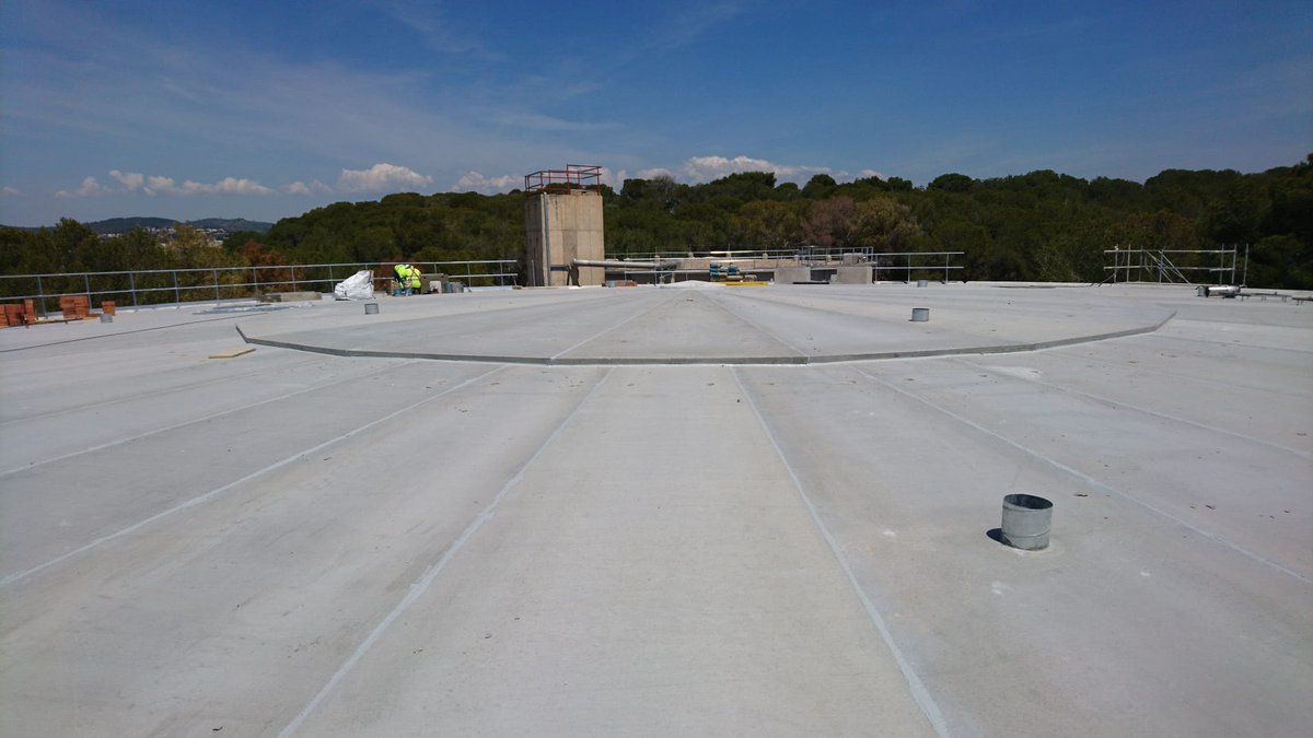 🚧💧 Continuen avançant les obres del dipòsit del Pujol #Torredembarra en la seva recta final. 

📷 S'estan duent a terme els treballs de tancament de la nova coberta.