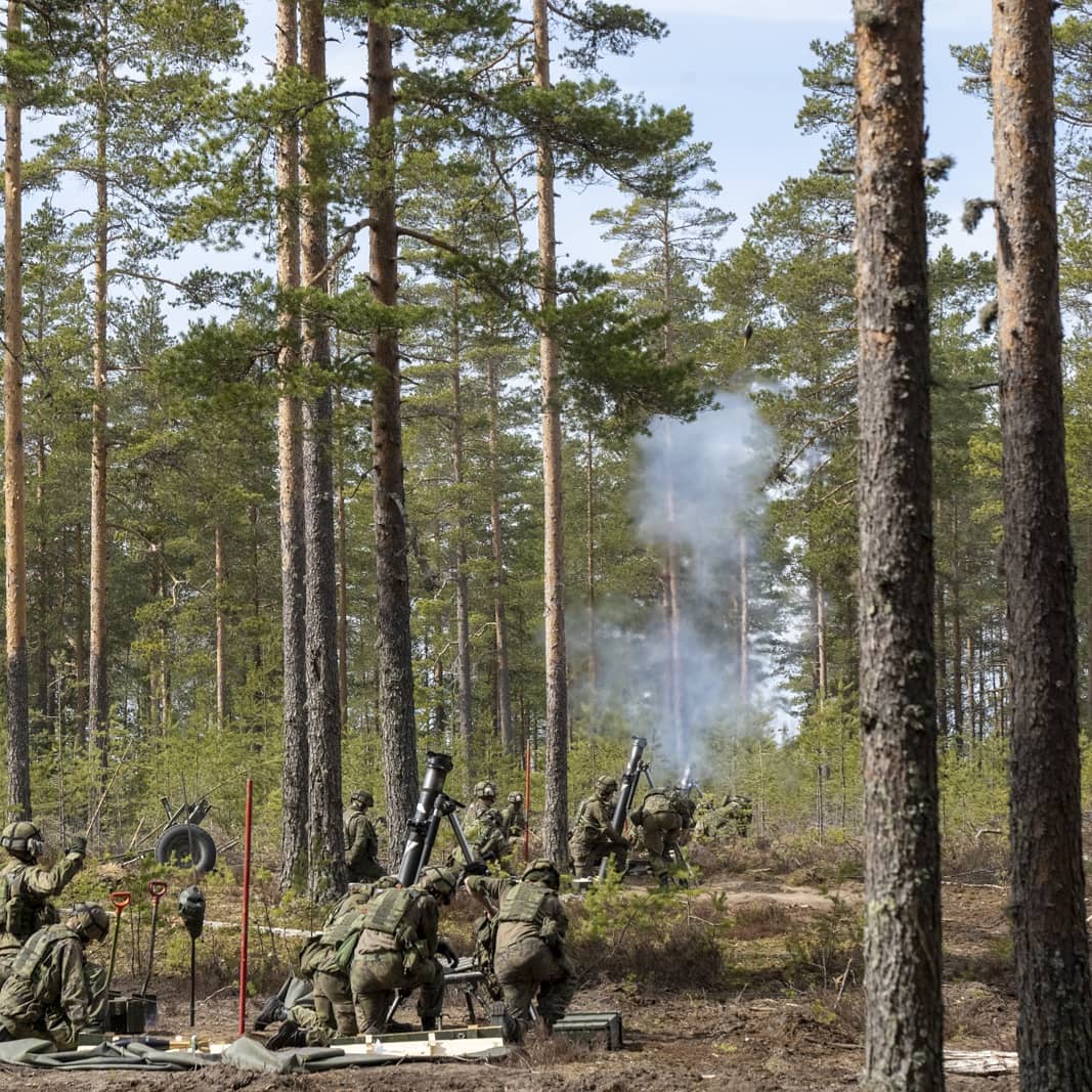 Maavoimat's tweet photo. Tulikomentoja!  #Arrow22 tukemisammunnassa tulijoukkue tukee epäsuoralla tulella #PSVK 'n  hyökkäystä - vihollinen lamautetaan kranaateilla ja vaunujoukkueen hyökkäys jatkuu. Ensimmäistä kertaa kovat ampumatarvikkeet käytössä - Suuntaamisnopeus ratkaisee! #maavoimat #pspr #porpr https://t.co/wMiqoyK96d